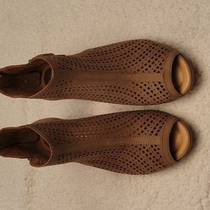 Earth shoes size 6.5M